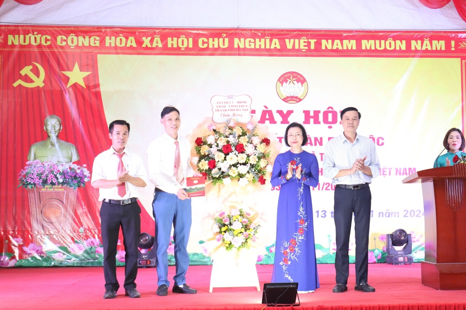 Ph&oacute; Trưởng đo&agrave;n chuy&ecirc;n tr&aacute;ch Đo&agrave;n đại biểu Quốc hội TP H&agrave; Nội Phạm Thị Thanh Mai tặng hoa ch&uacute;c mừng ng&agrave;y hội.&nbsp;