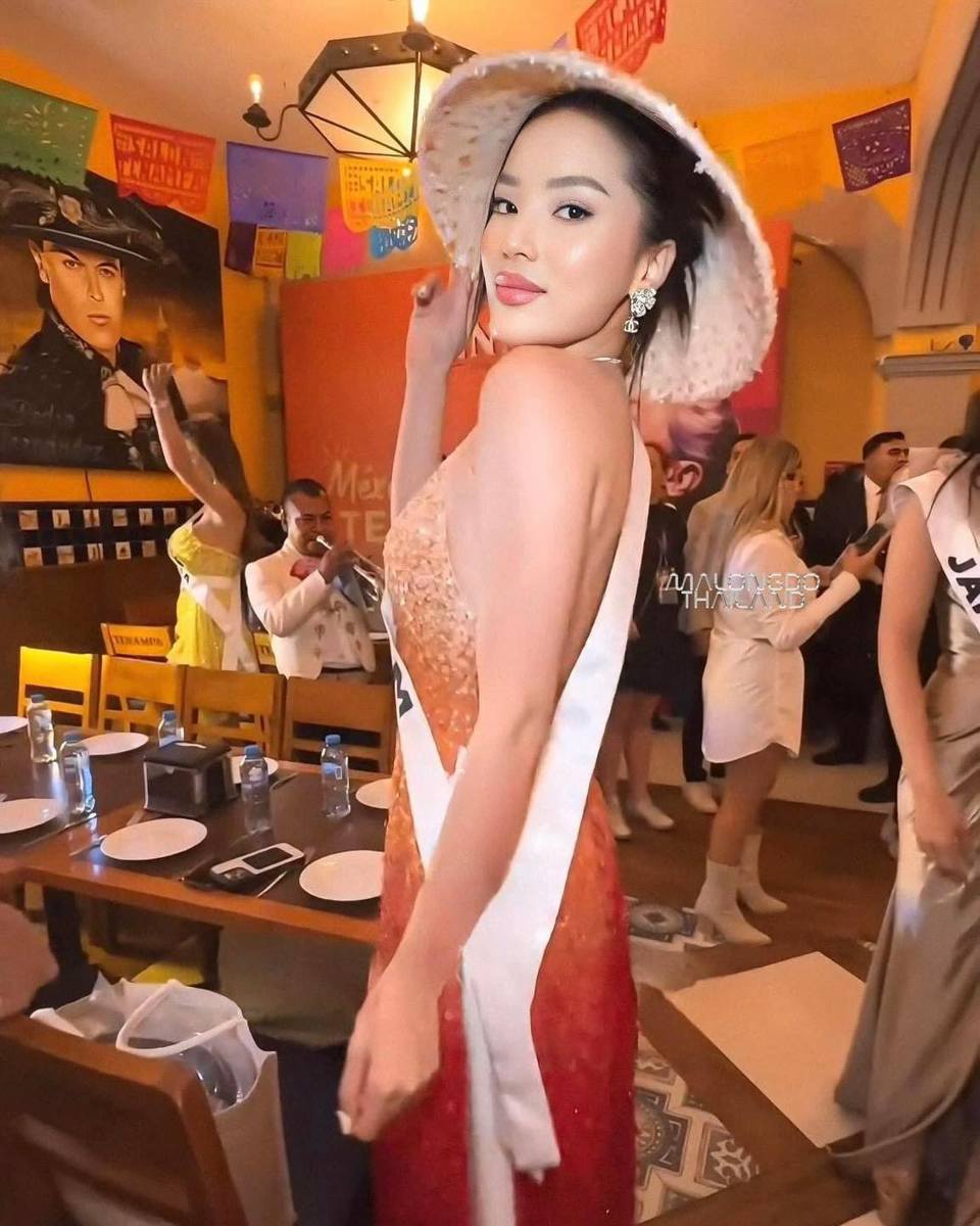 Gi&aacute;m đốc quốc gia Hương Ly v&agrave; CEO Miss Universe Vietnam Valentine Trần cũng c&oacute; mặt tại Mexico để đồng h&agrave;nh v&agrave; ủng hộ Kỳ Duy&ecirc;n. Sự xuất hiện của hai người phụ tr&aacute;ch từ Việt Nam l&agrave; nguồn động vi&ecirc;n tinh thần lớn cho&nbsp;Kỳ Duy&ecirc;n&nbsp;trong h&agrave;nh tr&igrave;nh chinh phục vương miện.