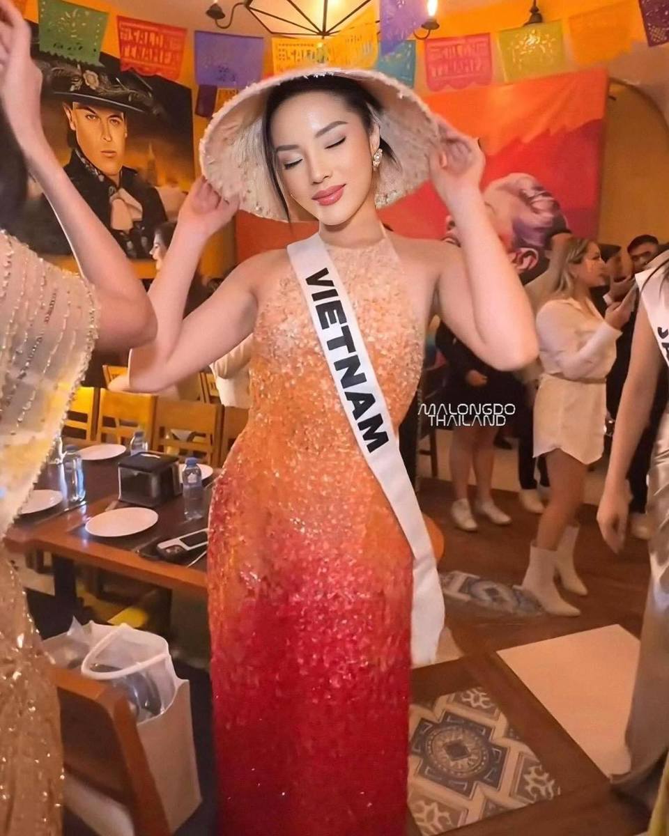 Hoa hậu Kỳ Duy&ecirc;n diện &aacute;o d&agrave;i đội n&oacute;n l&aacute;, chuẩn bị cho phần phỏng vấn k&iacute;n tại Miss Universe 2024 trước thềm B&aacute;n kết.