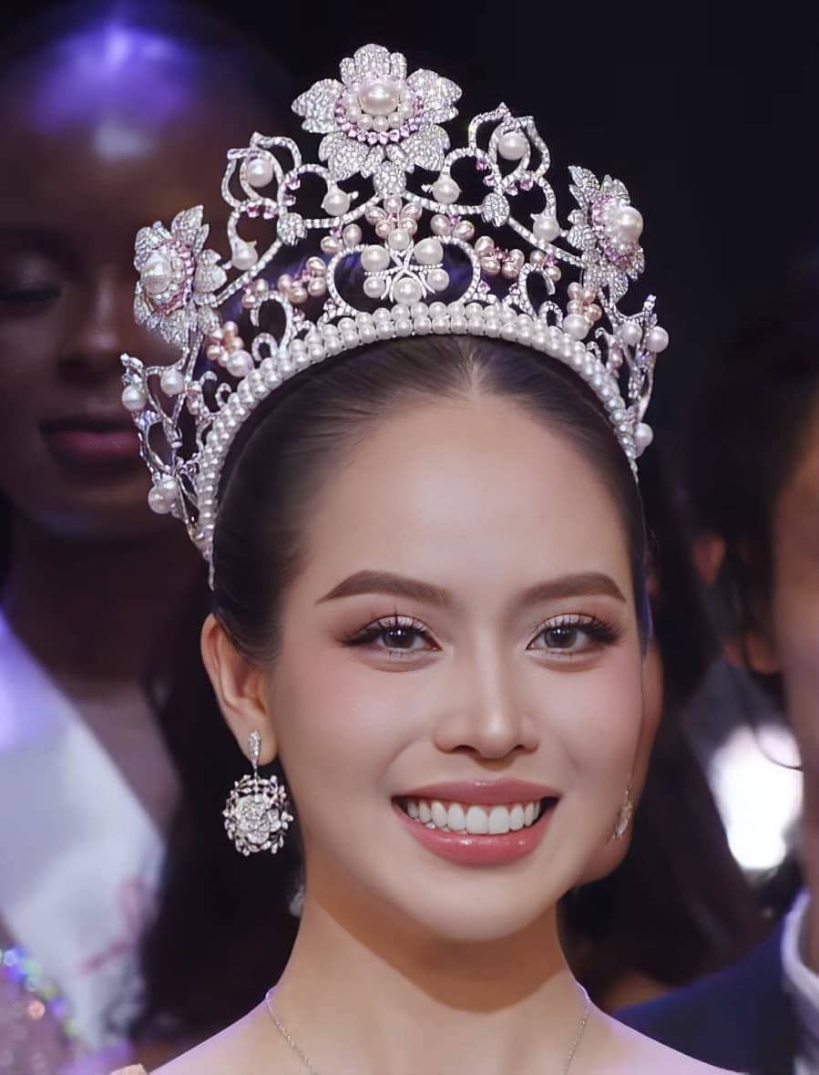 T&acirc;n Hoa hậu Quốc tế Miss International 2024 - Huỳnh Thị Thanh Thủy sở hữu chiều cao 176 cm, số đo ba v&ograve;ng 80-63-94 cm, sở hữu nhan sắc ngọt ng&agrave;o. Trong cuộc thi, c&ocirc; ghi điểm phong th&aacute;i nhẹ nh&agrave;ng v&agrave; thanh lịch, n&oacute;i tiếng Anh tr&ocirc;i chảy.