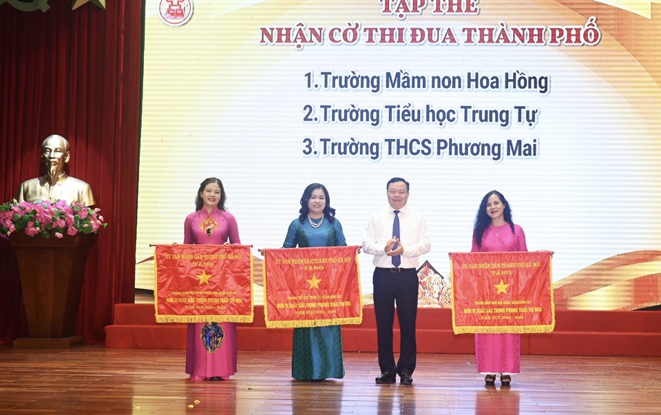 B&iacute; thư Quận uỷ Đống Đa Đinh Trường Thọ trao Cờ thi đua của TP H&agrave; Nội cho c&aacute;c trường c&oacute; th&agrave;nh t&iacute;ch.