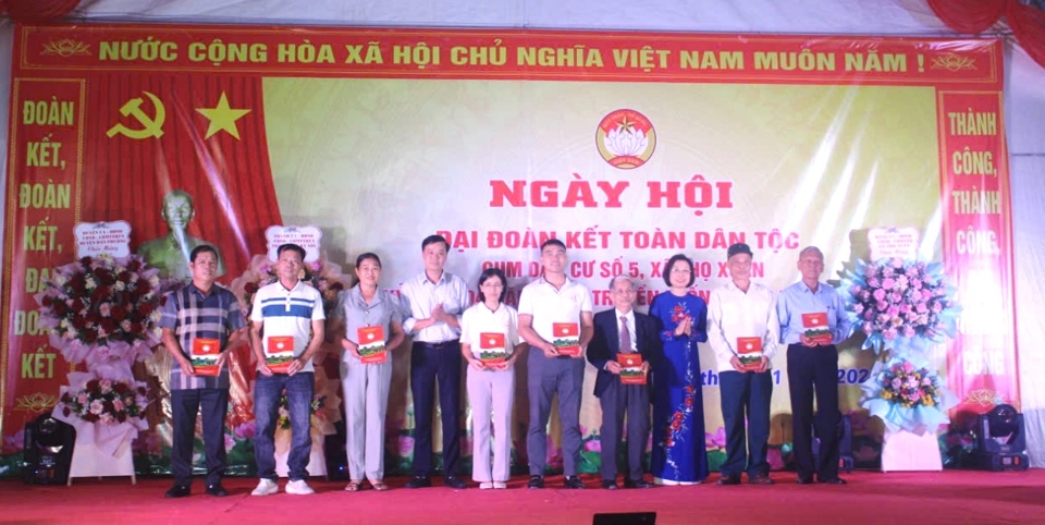 Ph&oacute; Trưởng đo&agrave;n chuy&ecirc;n tr&aacute;ch Đo&agrave;n đại biểu Quốc hội TP H&agrave; Nội Phạm Thị Thanh Mai tặng qu&agrave; cho c&aacute;c gia đ&igrave;nh c&oacute; ho&agrave;n cảnh kh&oacute; khăn tr&ecirc;n địa b&agrave;n huyện Đan Phượng.&nbsp;