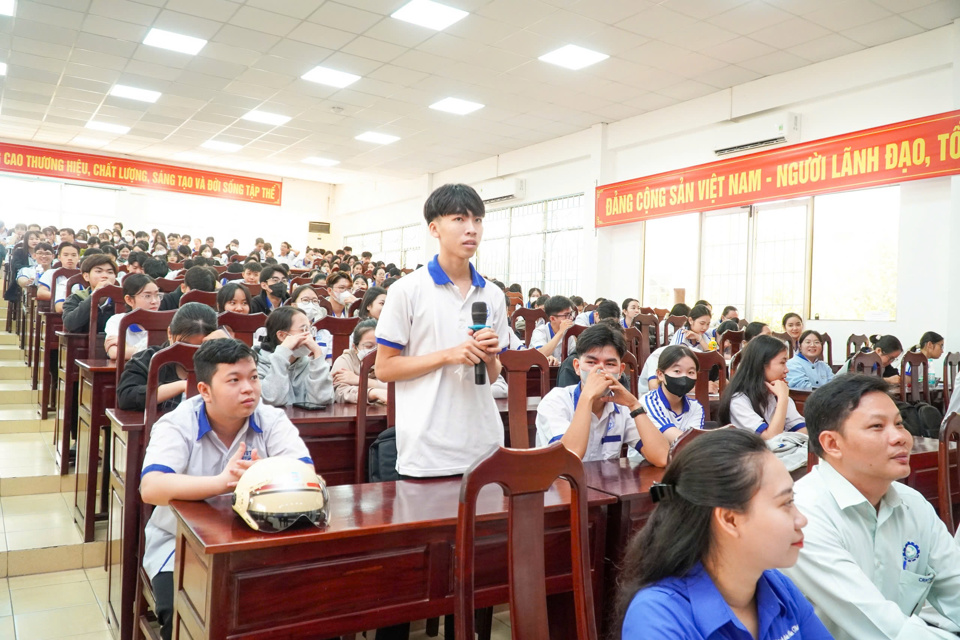 C&aacute;c sinh vi&ecirc;n đ&atilde; tham gia giao lưu, chia sẻ, t&iacute;ch cực trả lời những c&acirc;u hỏi c&oacute; li&ecirc;n quan đến an to&agrave;n giao th&ocirc;ng. Ảnh HT