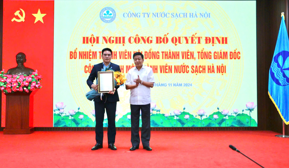 Ph&oacute; Chủ tịch UBND TP H&agrave; Nội Dương Đức Tuấn trao quyết định bổ nhiệm&nbsp;Tổng Gi&aacute;m đốc C&ocirc;ng ty TNHH MTV Nước sạch H&agrave; Nội cho &ocirc;ng Đặng Ngọc Hải.