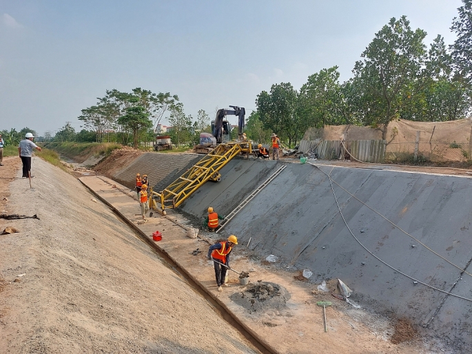 C&aacute;c c&ocirc;ng nh&acirc;n đang t&iacute;ch cực thi c&ocirc;ng đảm bảo đ&uacute;ng tiến độ.