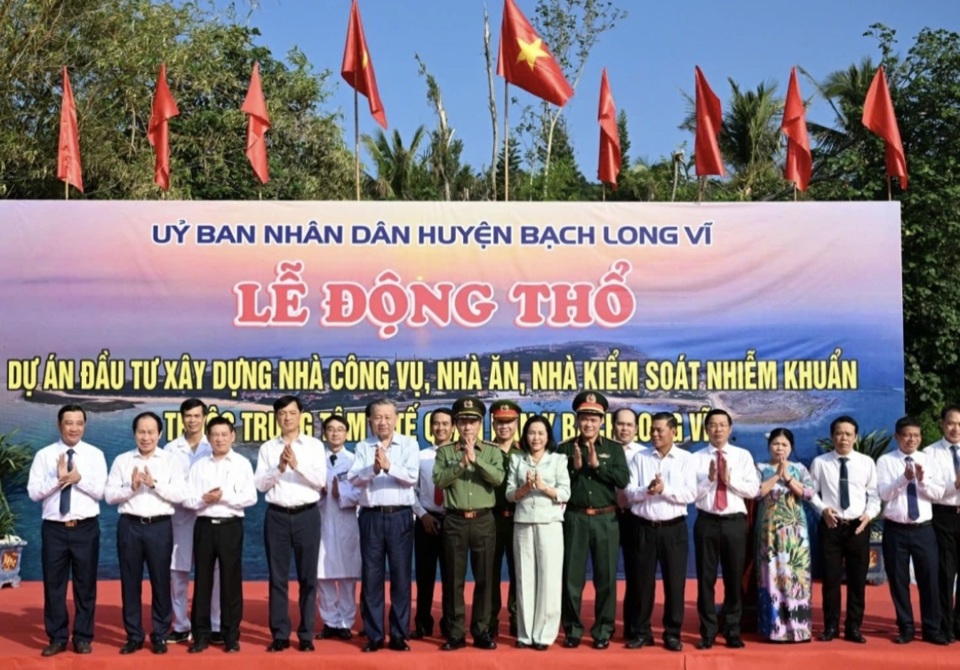 Tổng B&iacute; thư T&ocirc; L&acirc;m dự lễ động thổ dự &aacute;n đầu tư x&acirc;y dựng nh&agrave; c&ocirc;ng vụ, nh&agrave; ăn, nh&agrave; kiểm so&aacute;t nhiễm khuẩn tr&ecirc;n đảo.