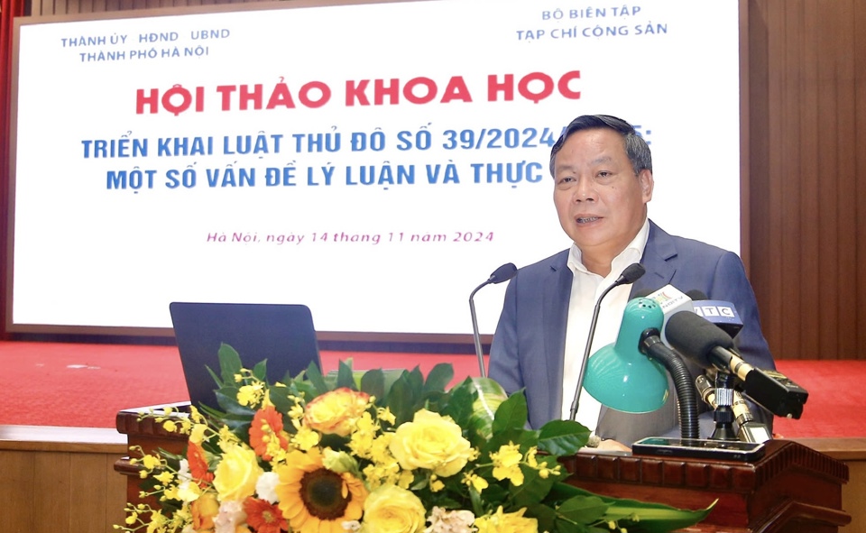 Ph&oacute; B&iacute; thư Thường trực Th&agrave;nh ủy H&agrave; Nội Nguyễn Văn Phong ph&aacute;t biểu tại hội thảo