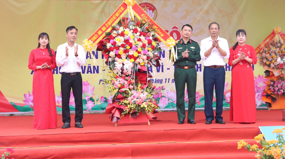 Trung tướng Nguyễn Quốc Duyệt tặng hoa ch&uacute;c mừng Ng&agrave;y hội đại đo&agrave;n kết to&agrave;n d&acirc;n tộc tại x&atilde; Phong V&acirc;n.