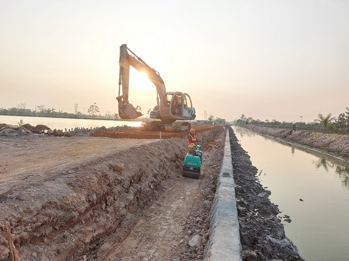 C&aacute;c c&ocirc;ng nh&acirc;n đang t&iacute;ch cực thi c&ocirc;ng đảm bảo đ&uacute;ng tiến độ c&ocirc;ng tr&igrave;nh.