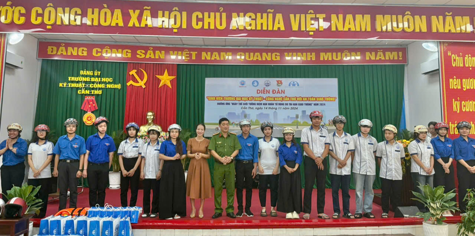 Ban tổ chức tặng mũ bảo hi&ecirc;̉m cho c&aacute;c em học sinh vi&ecirc;n. Ảnh Hồng Thắm