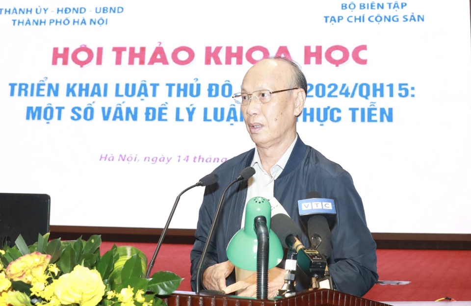 GS.TS Trần Ngọc Đường - nguy&ecirc;n Ph&oacute; Chủ nhiệm Văn ph&ograve;ng Quốc hội tham luận tại hội thảo