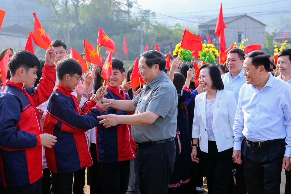 Thủ tướng &acirc;n cần thăm hỏi, tr&ograve; chuyện với b&agrave; con, c&aacute;c ch&aacute;u thiếu nhi dự Ng&agrave;y hội - Ảnh: VGP/Nhật Bắc