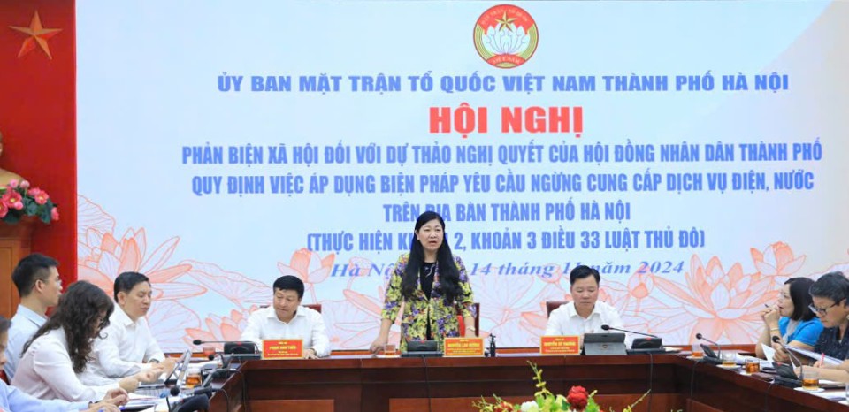 Chủ tịch Ủy ban Mặt trận Tổ quốc Việt Nam TP H&agrave; Nội Nguyễn Lan Hương chủ tr&igrave; Hội nghị