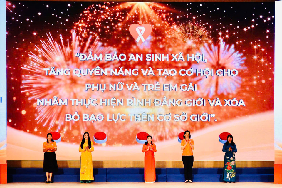 C&aacute;c đại biểu bấm n&uacute;t ph&aacute;t động Th&aacute;ng h&agrave;nh động v&igrave; b&igrave;nh đẳng giới v&agrave; ph&ograve;ng ngừa, ứng ph&oacute; với bạo lực tr&ecirc;n cơ sở giới năm 2024. Ảnh Cẩm T&uacute;