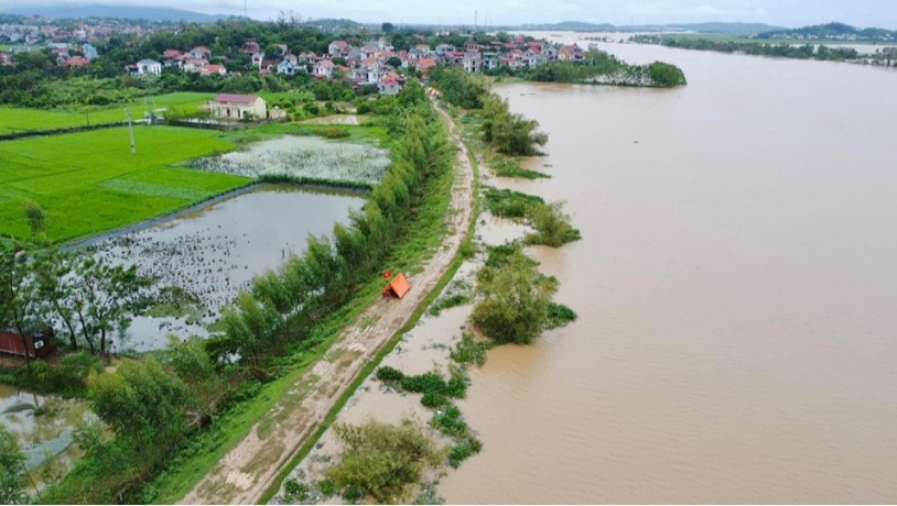 Một tuyến đ&ecirc; tr&ecirc;n địa b&agrave;n huyện Y&ecirc;n Dũng thời điểm sau b&atilde;o Yagi. Ảnh: Bắc Giang News