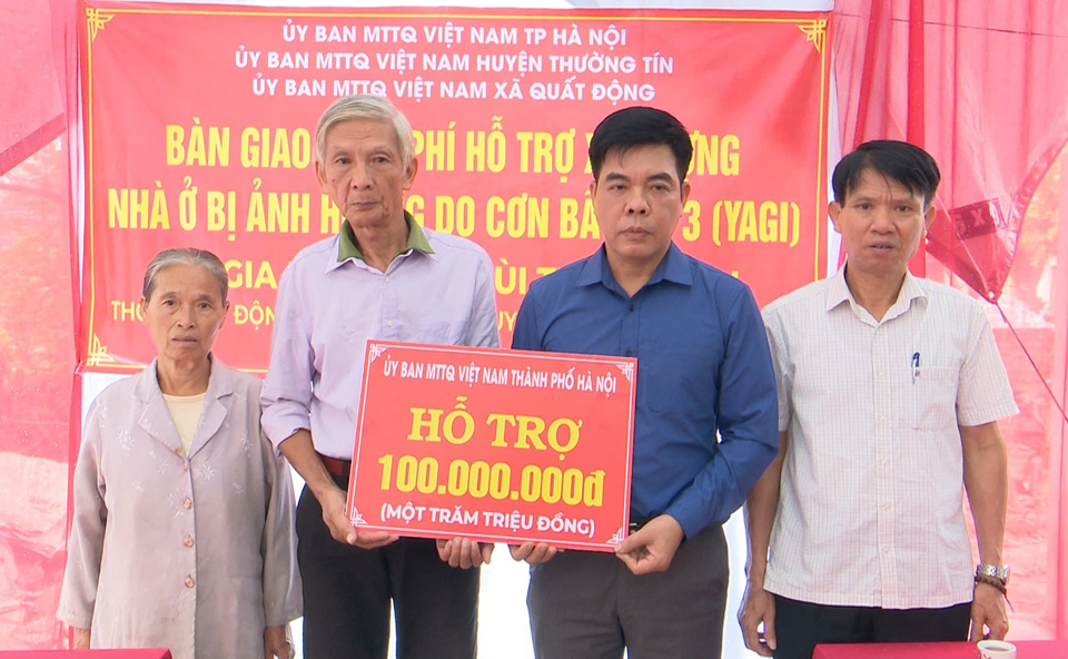 Hộ &ocirc;ng B&ugrave;i Trần Thịnh, x&atilde; Quất Động nhận số tiền 100 triệu đồng x&acirc;y mới nh&agrave; ở từ Ủy ban MTTQ Việt Nam huyện Thường T&iacute;n hỗ trợ