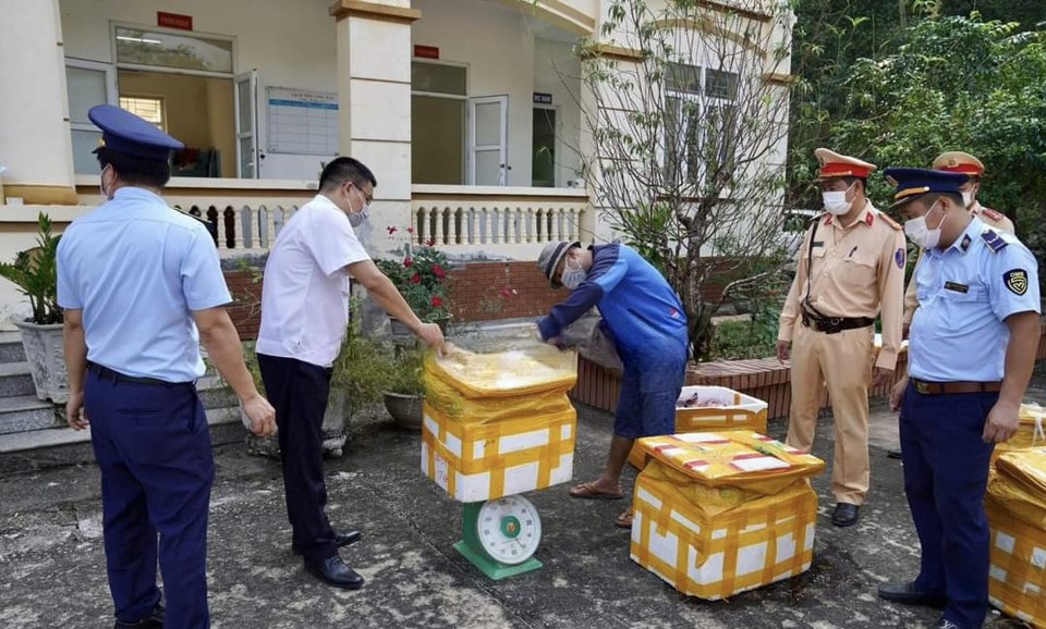 Tổ c&ocirc;ng t&aacute;c tiến h&agrave;nh kiểm tra số nội tạng động vật kh&ocirc;ng r&otilde; nguồn gốc. Ảnh: C&ocirc;ng an tỉnh Ho&agrave; B&igrave;nh