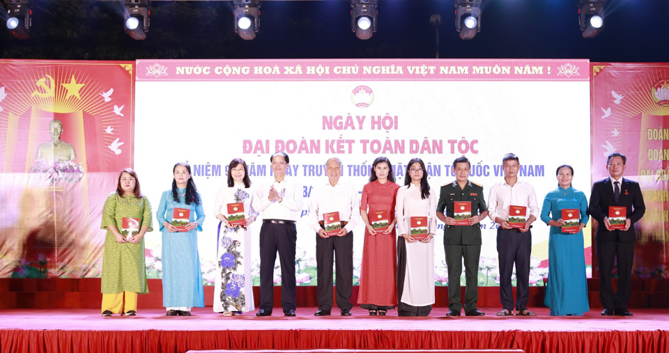 Trưởng Ban Tuy&ecirc;n gi&aacute;o Th&agrave;nh ủy Nguyễn Do&atilde;n Toản thay mặt l&atilde;nh đạo TP trao qu&agrave; tặng Nh&acirc;n d&acirc;n li&ecirc;n tổ d&acirc;n phố 5, 6, 7, 8 phường Giang Bi&ecirc;n.&nbsp;