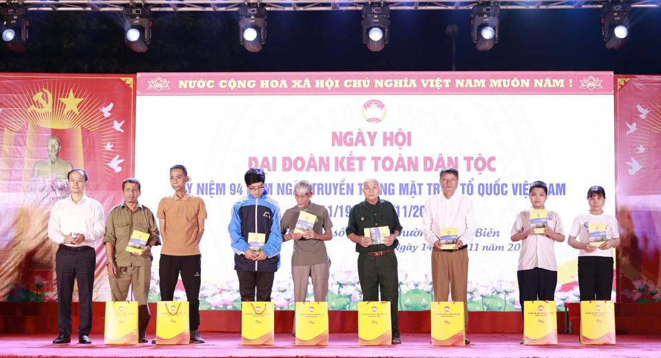 L&atilde;nh đạo quận Long Bi&ecirc;n trao tặng qu&agrave; v&agrave; biểu dương c&aacute;c gia đ&igrave;nh văn h&oacute;a ti&ecirc;u biểu năm 2024 của li&ecirc;n tổ d&acirc;n phố 5, 6, 7, 8 phường Giang Bi&ecirc;n.