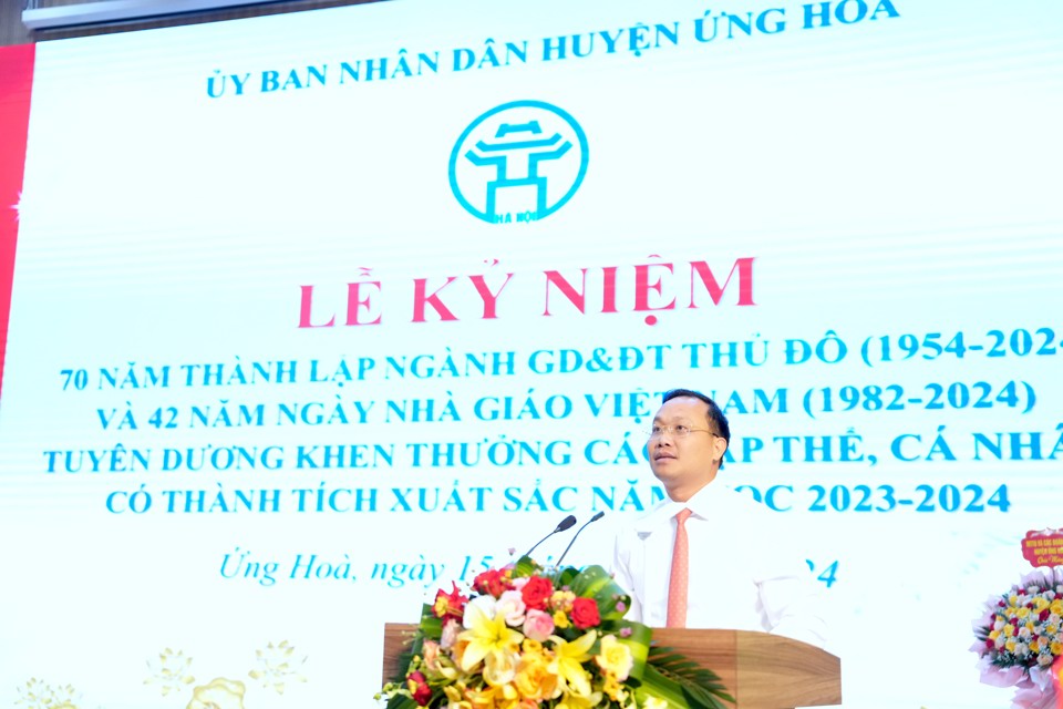 Chủ tịch UBND huyện Ứng H&ograve;a Nguyễn Tiến Thiết ph&aacute;t biểu tại buổi lễ. Ảnh: Lại Tấn