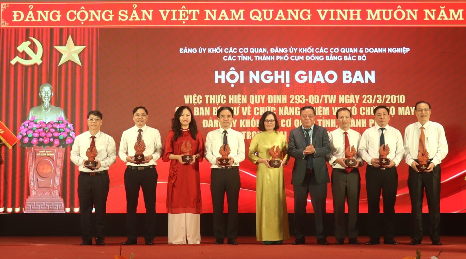 Ph&oacute; B&iacute; thư Thường trực Th&agrave;nh ủy H&agrave; Nội Nguyễn Văn Phong trao qu&agrave; lưu niệm tới đại diện Đo&agrave;n đại biểu c&aacute;c tỉnh, TP