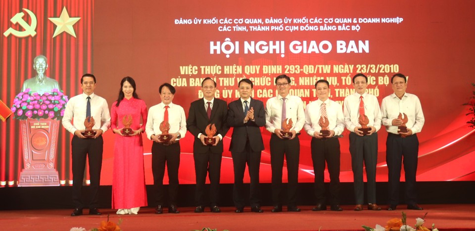 Ph&oacute; Chủ tịch HĐND TP H&agrave; Nội Phạm Qu&iacute; Ti&ecirc;n trao qu&agrave; lưu niệm tới đại diện Đo&agrave;n đại biểu c&aacute;c tỉnh, TP