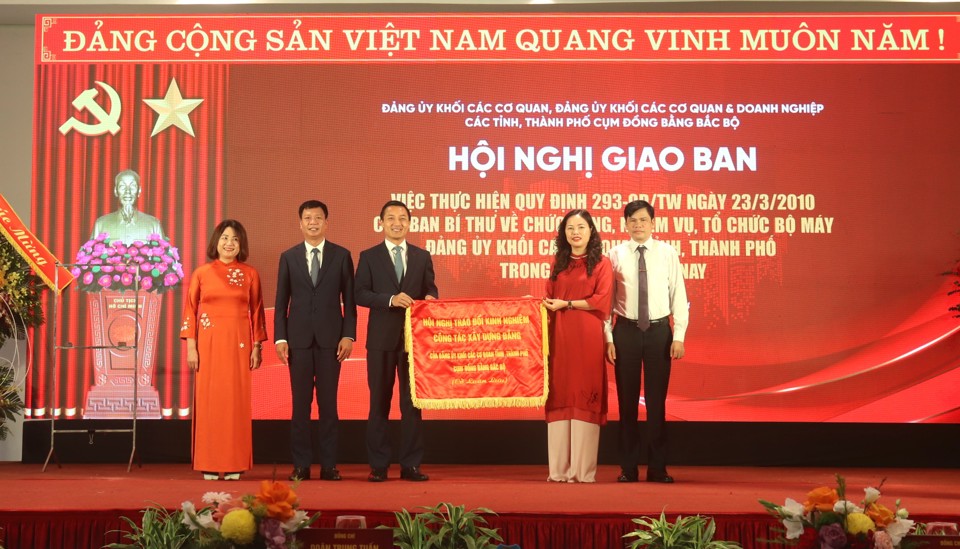 Thường trực Đảng ủy Khối c&aacute;c cơ quan TP H&agrave; Nội trao Cờ lu&acirc;n lưu cho đơn vị đăng cai Hội nghị giao ban lần thứ XVII- năm 2025 tới Thường trực Đảng ủy Khối CQ&amp;DN tỉnh Ninh B&igrave;nh