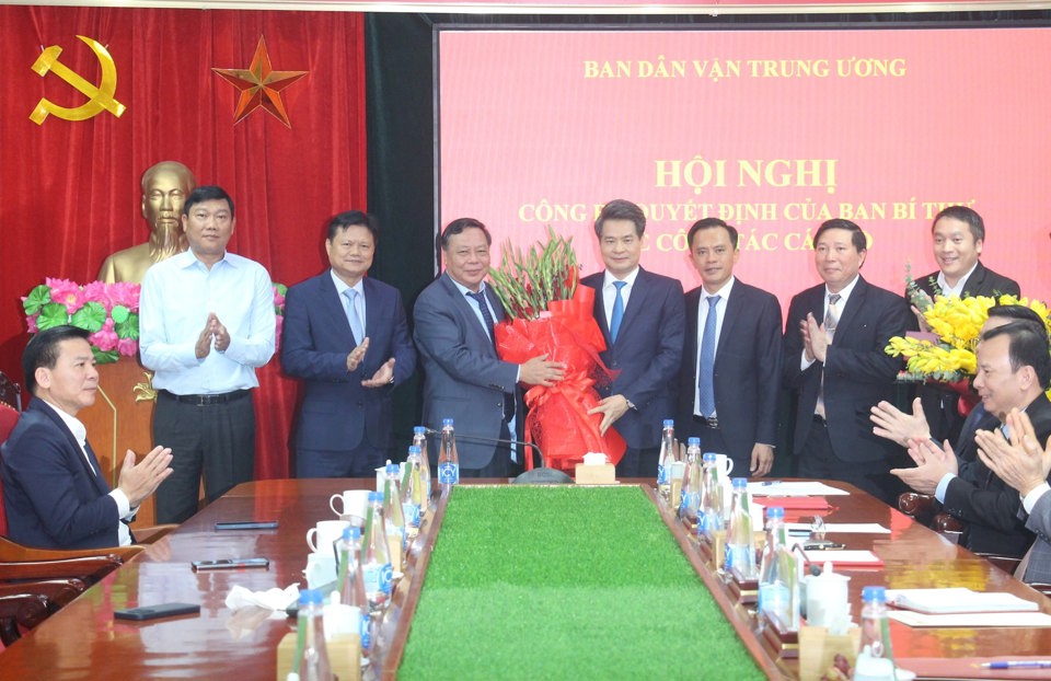 Ph&oacute; B&iacute; thư Thường trực Th&agrave;nh ủy H&agrave; Nội Nguyễn Văn Phong v&agrave; c&aacute;c đồng ch&iacute; l&atilde;nh đạo c&aacute;c ban Đảng Th&agrave;nh ủy H&agrave; Nội ch&uacute;c mừng đồng ch&iacute; Nguyễn Quang Đức. Ảnh: Tiến Th&agrave;nh