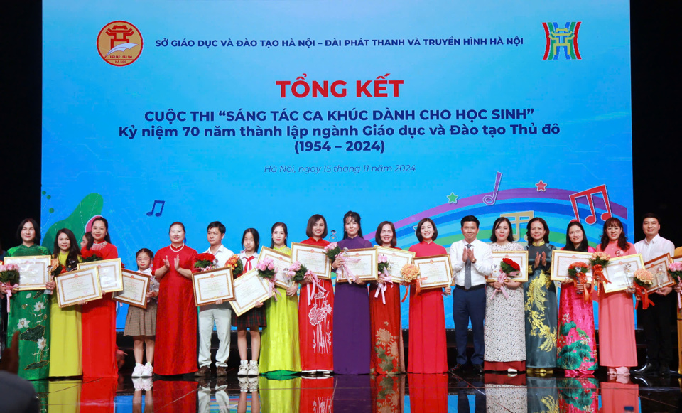 Đại diện Ban Tổ chức trao thưởng cho c&aacute;c t&aacute;c giả đoạt giải cao tại cuộc thi.