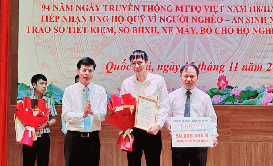 Trong dịp n&agrave;y, nhiều tập thể, c&aacute; nh&acirc;n ủng hộ c&aacute;c quỹ của Ủy ban MTTQ Việt Nam huyện Quốc Oai v&agrave; tặng qu&agrave; cho hộ ngh&egrave;o, gia đ&igrave;nh c&oacute; ho&agrave;n cảnh kh&oacute; khăn tr&ecirc;n địa b&agrave;n huyện.