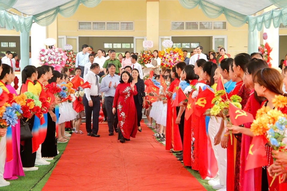 B&iacute; thư Th&agrave;nh ủy H&agrave; Nội B&ugrave;i Thị Minh Ho&agrave;i tới chung vui Ng&agrave;y hội Đại đo&agrave;n kết to&agrave;n d&acirc;n tộc với người d&acirc;n th&ocirc;n Lai Tảo, x&atilde; Bột Xuy&ecirc;n, huyện Mỹ Đức.&nbsp;