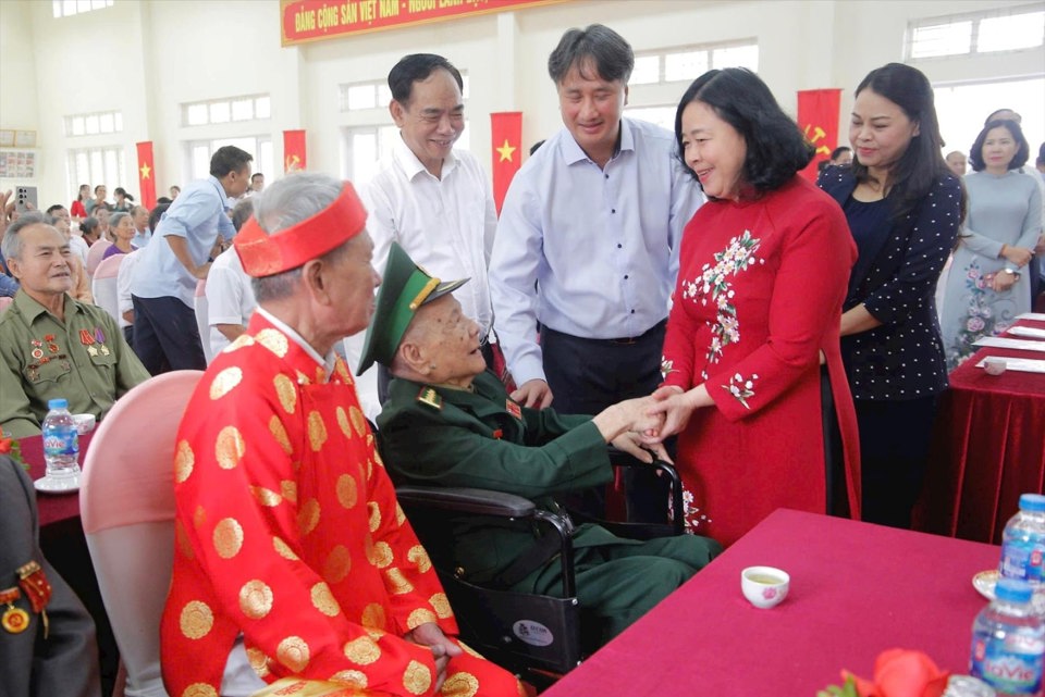 B&iacute; thư Th&agrave;nh ủy H&agrave; Nội B&ugrave;i Thị Minh Ho&agrave;i thăm hỏi người cao tuổi tại th&ocirc;n Lai Tảo,&nbsp;x&atilde; Bột Xuy&ecirc;n, huyện Mỹ Đức.&nbsp;