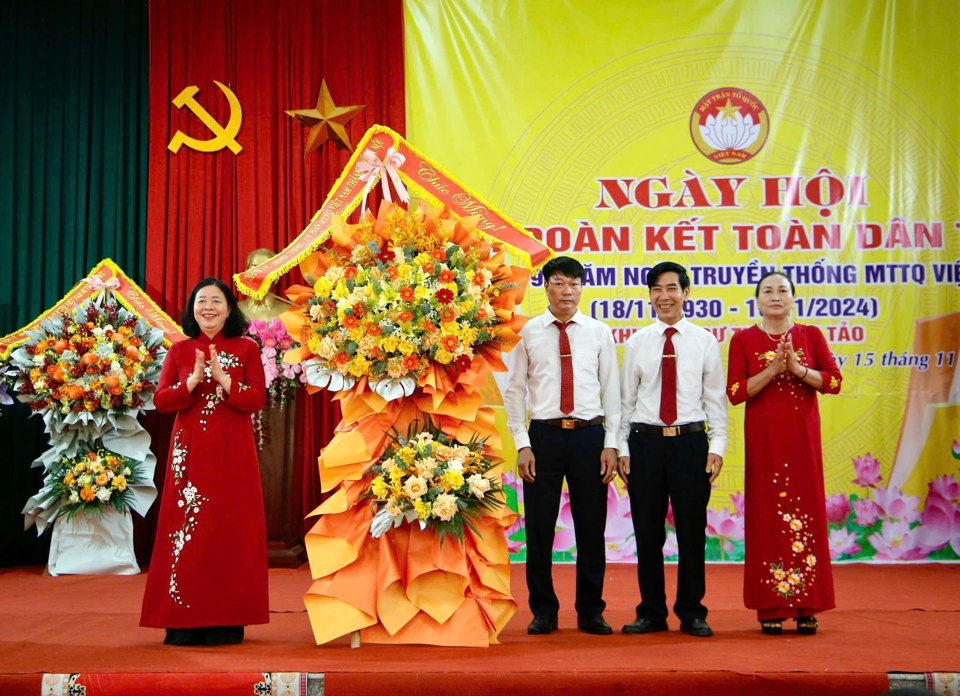 B&iacute; thư Th&agrave;nh ủy H&agrave; Nội B&ugrave;i Thị Minh Ho&agrave;i tặng hoa, ch&uacute;c mừng Ng&agrave;y hội Đại đo&agrave;n kết to&agrave;n d&acirc;n tộc tại th&ocirc;n Lai Tảo, x&atilde; Bột Xuy&ecirc;n, huyện Mỹ Đức.