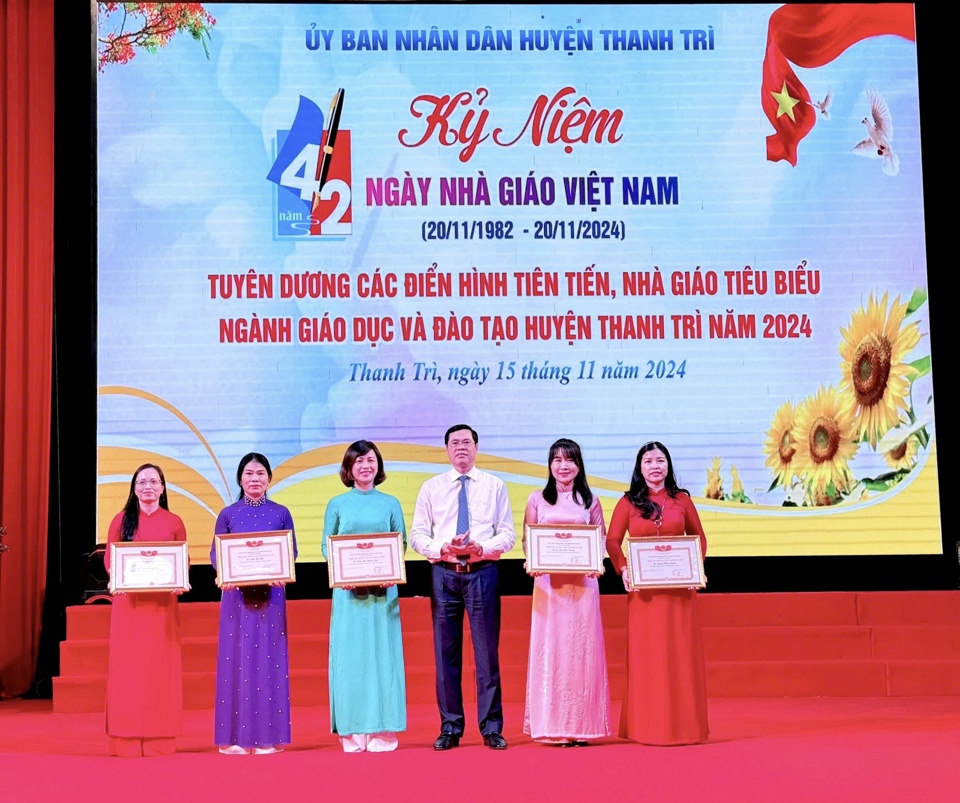 Chủ tịch UBND huyện Thanh Tr&igrave; Nguyễn Xu&acirc;n Phong trao danh hiệu Chiến sĩ thi đua của UBND TP cho 5 c&aacute; nh&acirc;n.