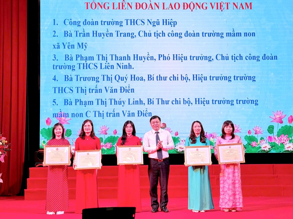 Chủ tịch HĐND huyện Thanh Tr&igrave; Đặng Đức Quỳnh trao&nbsp;Bằng khen củaTổng Li&ecirc;n đo&agrave;n Lao động Việt Nam cho c&aacute;c tập thể v&agrave; c&aacute; nh&acirc;n.