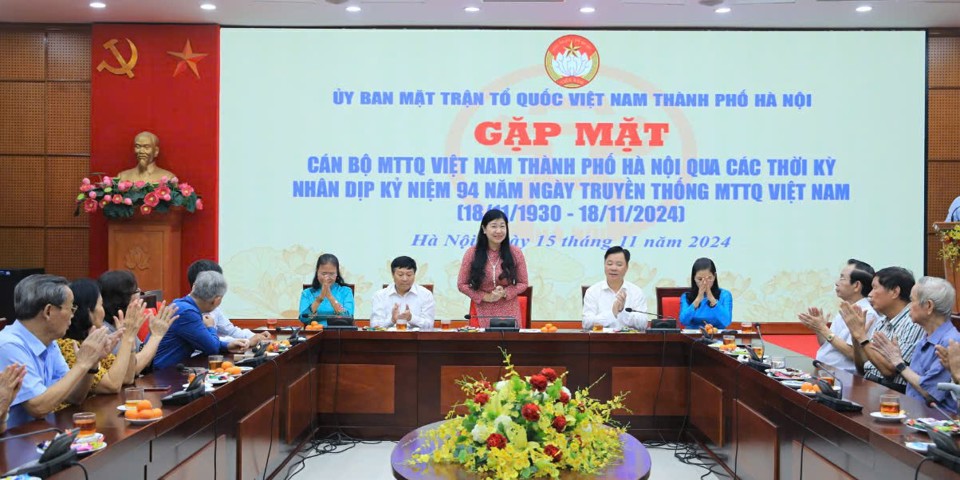 Chủ tịch Ủy ban Mặt trận Tổ quốc Việt Nam TP H&agrave; Nội Nguyễn Lan Hương chủ tr&igrave; gặp mặt