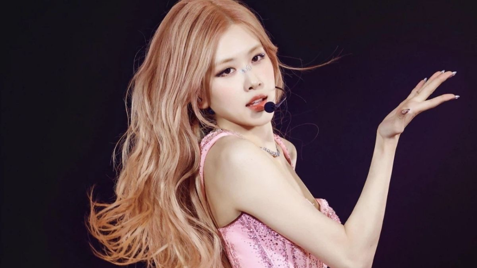 Trong khi đ&oacute;, th&agrave;nh vi&ecirc;n kh&aacute;c của nh&oacute;m BlackPink l&agrave; Ros&eacute; vừa tung ra c&aacute;c đoạn nhạc cho 6 ca kh&uacute;c mới sắp ra mắt.