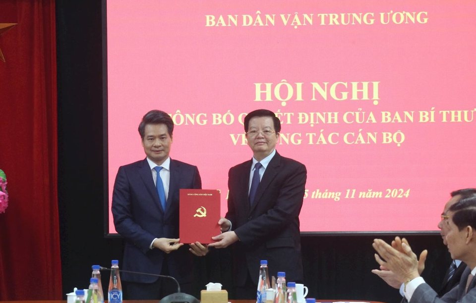 Trưởng ban D&acirc;n vận Trung ương Mai Văn Ch&iacute;nh trao Quyết định của Ban B&iacute; thư cho đồng ch&iacute; Nguyễn Quang Đức.&nbsp;