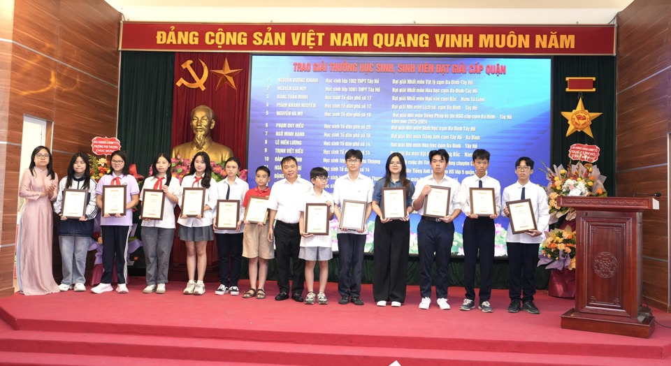 L&atilde;nh đạo phường Ph&uacute; Thượng trao thưởng Đo&agrave;n Thị Điểm cho c&aacute;c em học sinh c&oacute; th&agrave;nh t&iacute;ch xuất sắc trong năm học 2023 - 2024.