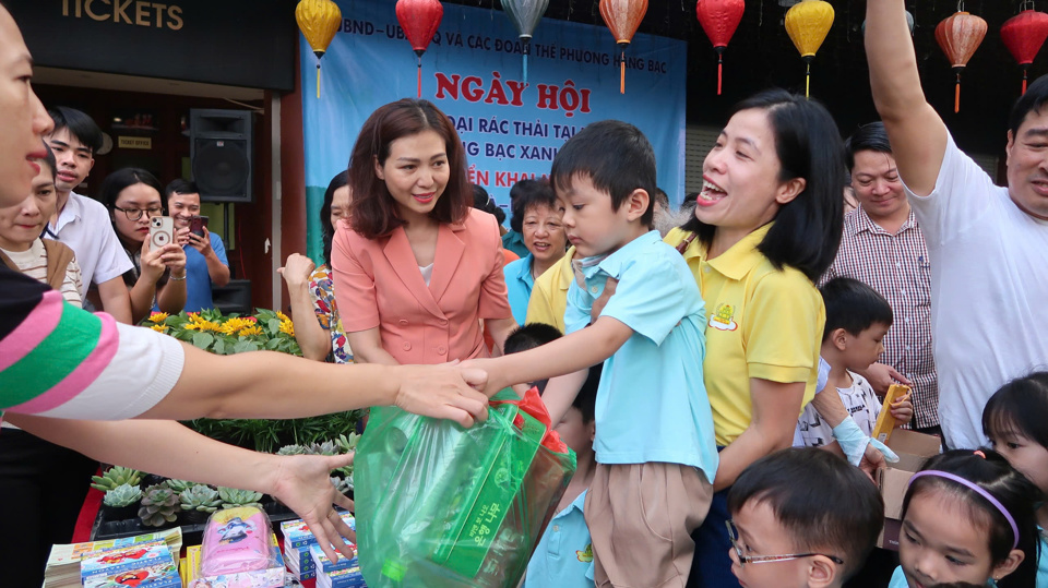 Chủ tịch Uỷ ban MTTQ Việt Nam quận Ho&agrave;n Kiếm Trương Thị Thanh Nh&agrave;n tham gia ng&agrave;y hội đổi r&aacute;c lấy qu&agrave; tại phường H&agrave;ng Bạc