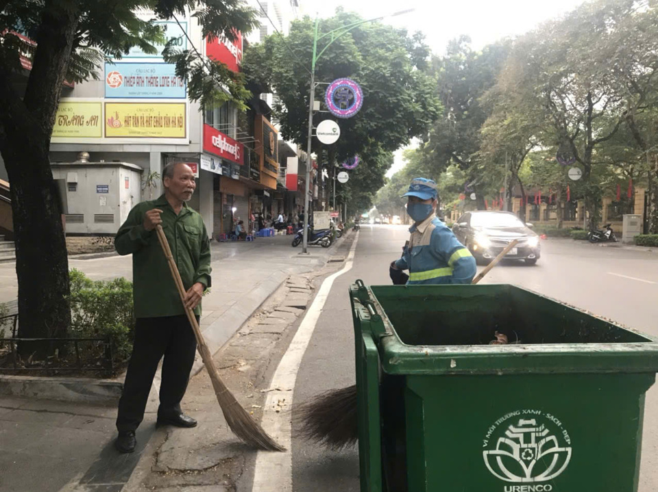 Quận Hoàn Kiếm đồng loạt ra quân dọn dẹp vệ sinh môi trường - Ảnh 2