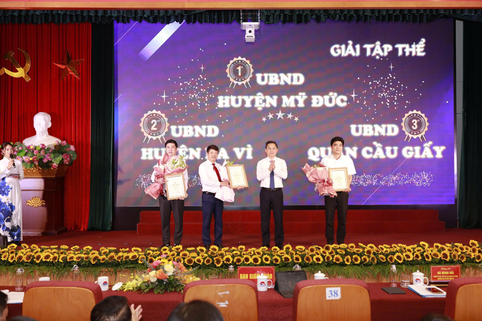 Ph&oacute; Chủ tịch UBND TP H&agrave; Nội H&agrave; Minh Hải trao giải Tập thể cho 3 đội thi