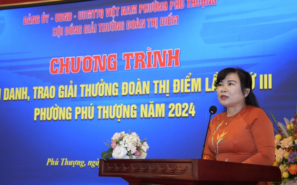 Trưởng ban Tuy&ecirc;n gi&aacute;o Quận uỷ T&acirc;y Hồ Trần Thị Thu Hường ph&aacute;t biểu tại buổi lễ.