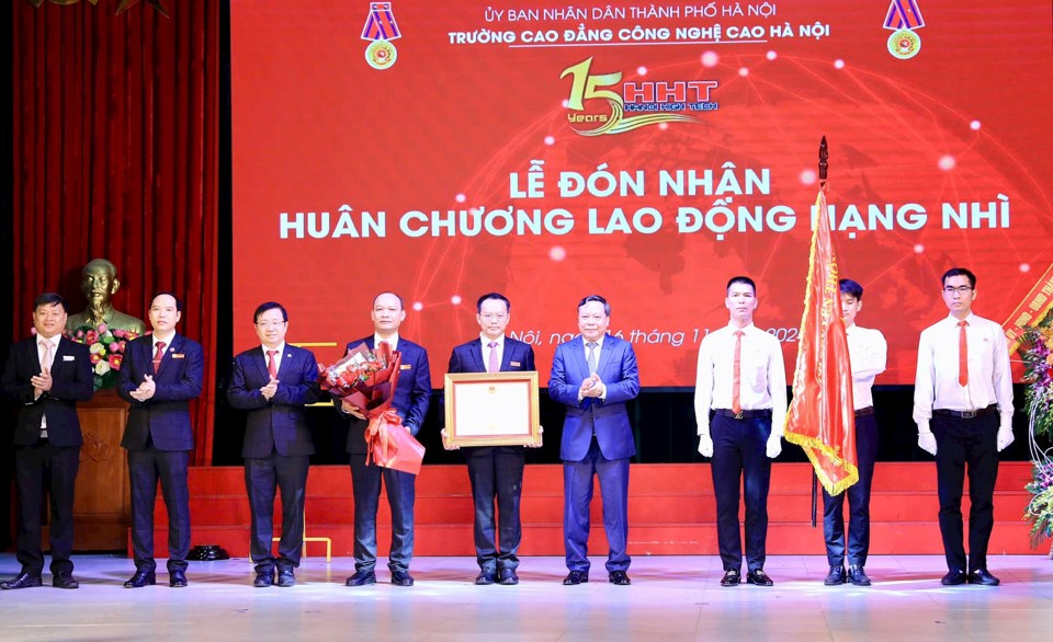 Ph&oacute; B&iacute; thư Thường trực Th&agrave;nh ủy H&agrave; Nội Nguyễn Văn Phong trao Hu&acirc;n chương Lao động hạng Nh&igrave; tặng trường Cao đẳng C&ocirc;ng nghệ cao H&agrave; Nội