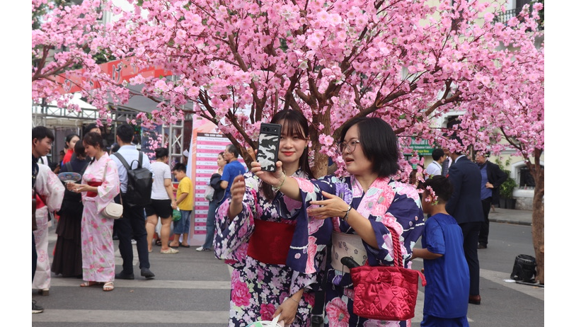 Người d&acirc;n h&aacute;o hức thử trang phục Yukata của Nhật Bản