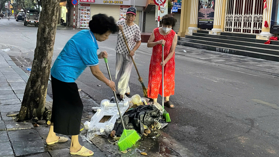 Quận Hoàn Kiếm đồng loạt ra quân dọn dẹp vệ sinh môi trường - Ảnh 3