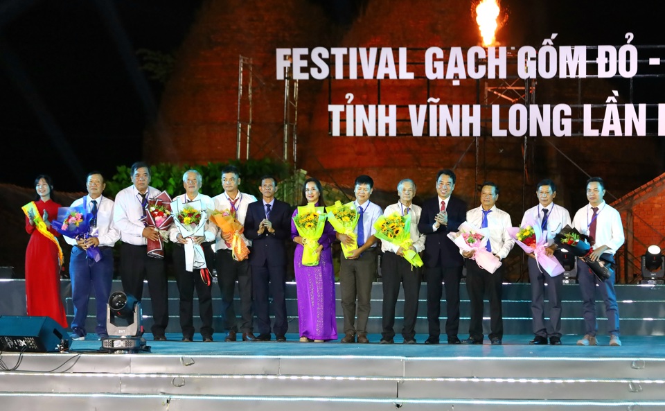 &atilde;nh đạo tỉnh Vĩnh Long t&ocirc;n vinh những người l&agrave;m gạch gốm tỉnh Vĩnh Long.