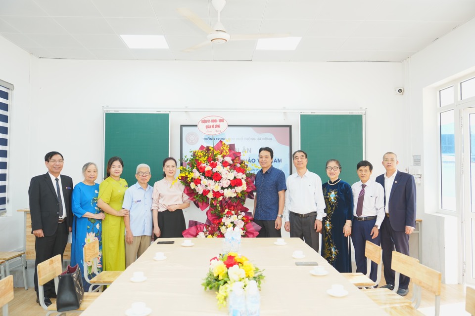 &nbsp;Trong hơn 18 năm ph&aacute;t triển, Trường THPT H&agrave; Đ&ocirc;ng nhận được sự gi&uacute;p đỡ, hỗ trợ, đồng h&agrave;nh của nhiều tổ chức, c&aacute; nh&acirc;n.