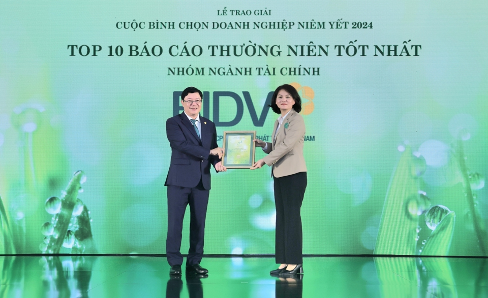 &Ocirc;ng Đo&agrave;n Việt Nam, Ph&oacute; Tổng Gi&aacute;m đốc BIDV đại diện nhận giải thưởng &ldquo;Top 10 b&aacute;o c&aacute;o thường ni&ecirc;n tốt nhất - Nh&oacute;m ng&agrave;nh t&agrave;i ch&iacute;nh&rdquo;.