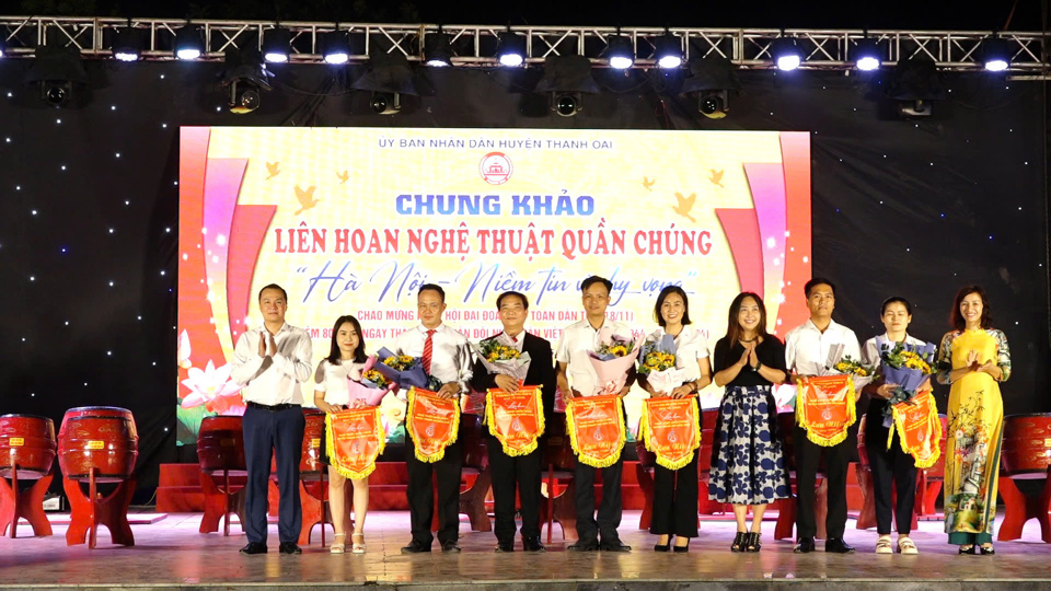 &nbsp;L&atilde;nh đạo Trung t&acirc;m Văn h&oacute;a Th&agrave;nh phố H&agrave; Nội v&agrave; l&atilde;nh đạo UBND huyện Thanh Oai trao cờ lưu niệm cho c&aacute;c đơn vị tham gia li&ecirc;n hoan.